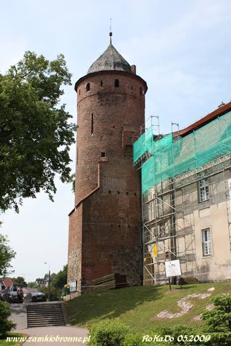 Zamek w Świdwinie podczas prac dachowych i ustawionego rusztowania