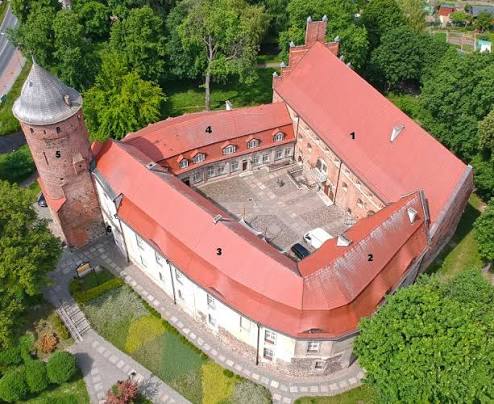 Widok z góry na dach Zamku w Świdwinie